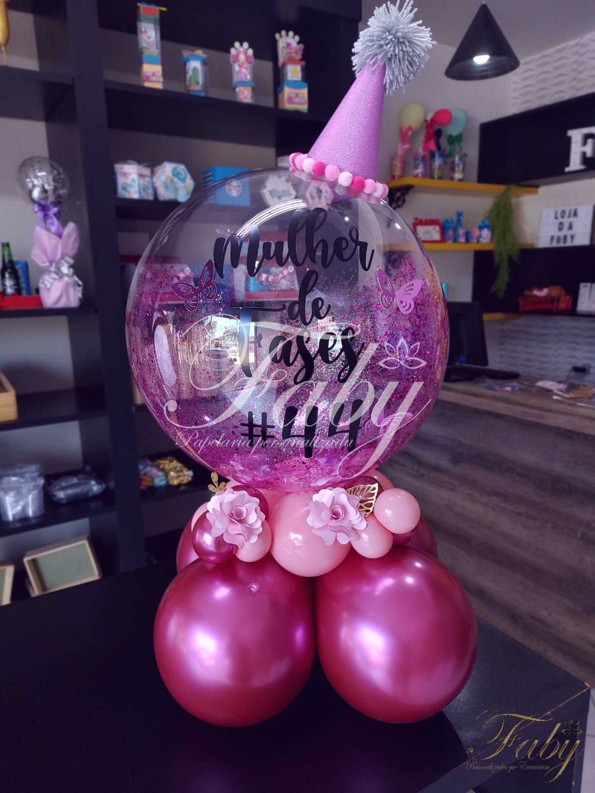 Arranjo Gliterizado com chapéu em papelaria