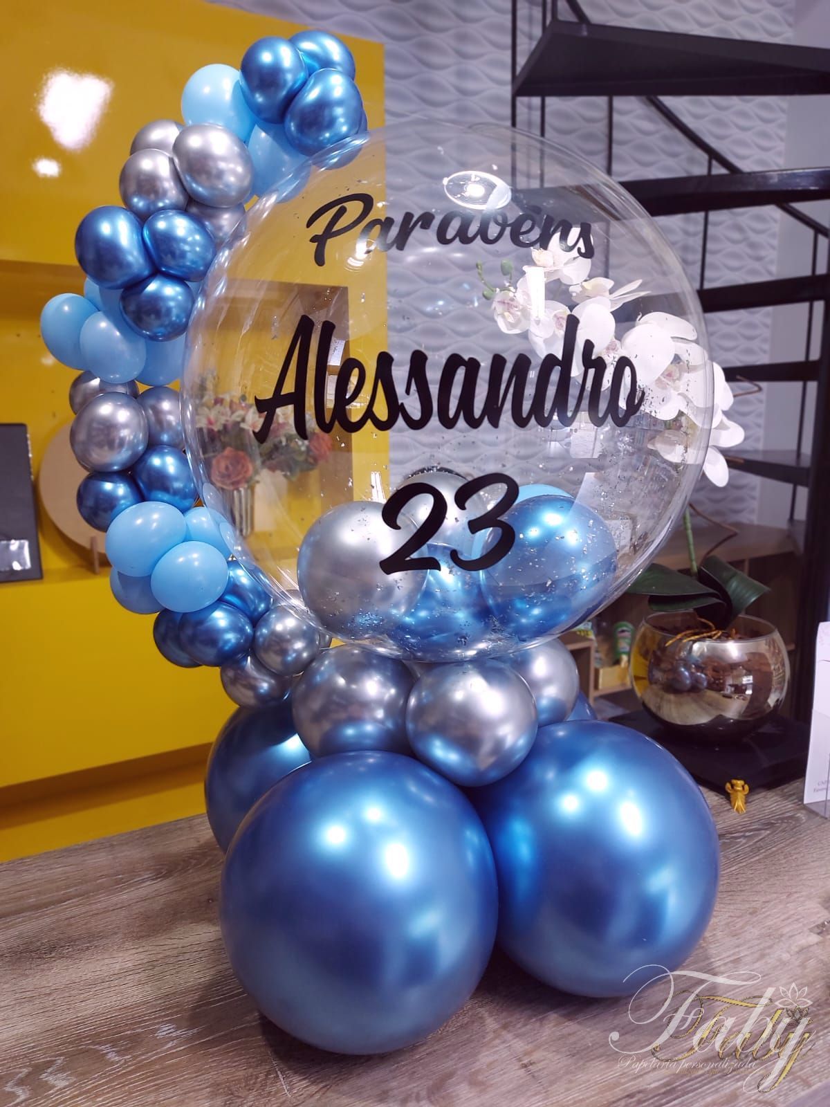 Arranjo de mesa com arquinho azul e prata