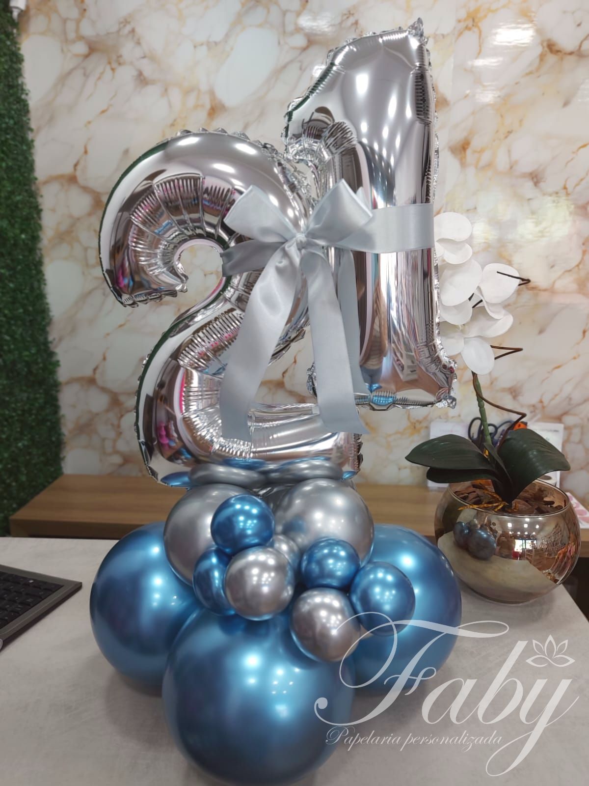 Arranjo numeral azul e prata